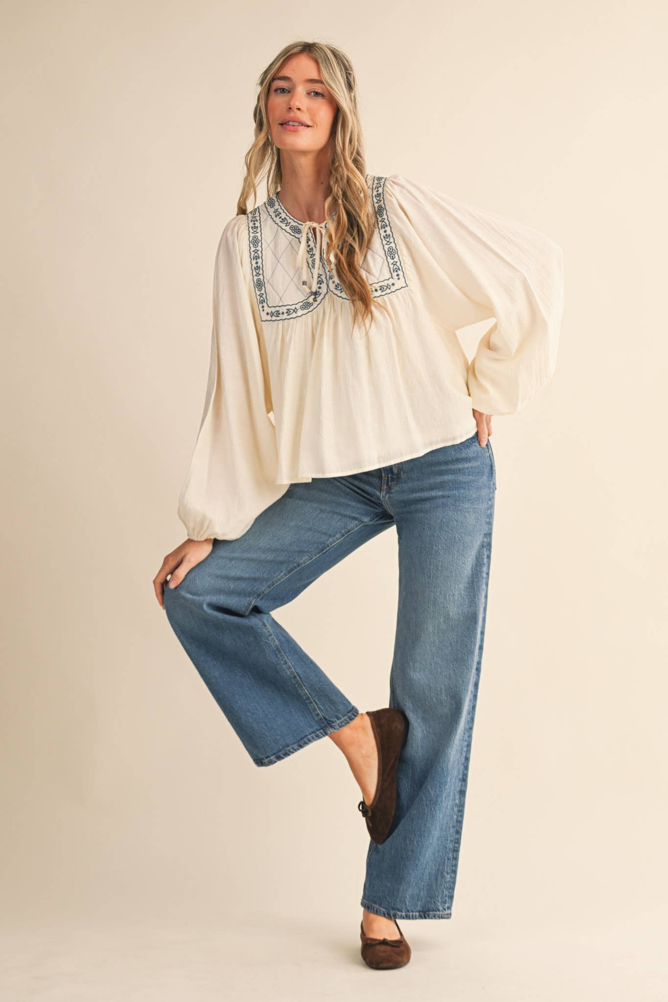 &MERCI - Vendita all'ingrosso Camicetta - Donna - Blusa con maniche a palloncino e rifiniture ricamate MTP422325