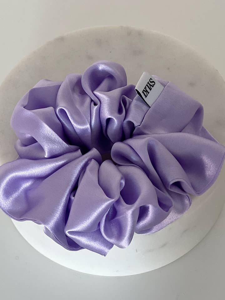 Scrunchie in pura seta lilla per la vendita all'ingrosso da parte di SYLKI