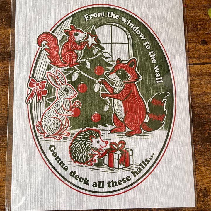 Impression artistique de Noël avec créatures des bois "Décorez tous ces halls" pour la vente par Wildcard Graphic Design