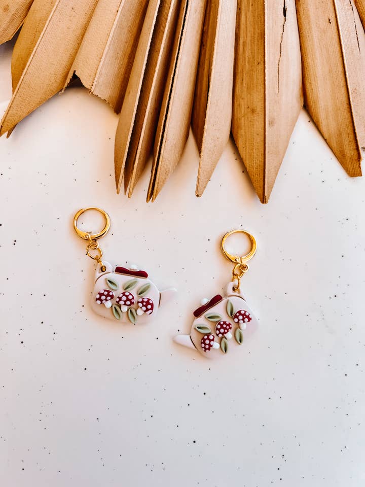 Champignon tekande Huggies | Polymer Clay øreringe for engroshandel hos Noelle Earrings