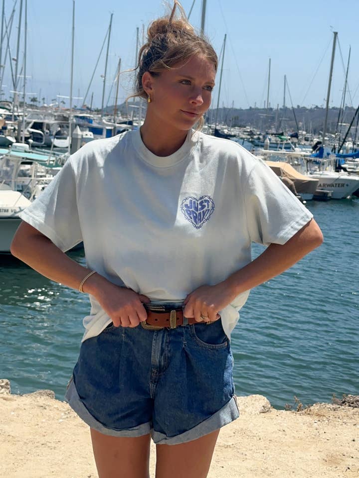 Maglietta Unisex "Just Pray" per la vendita all'ingrosso da parte di Elevated Faith