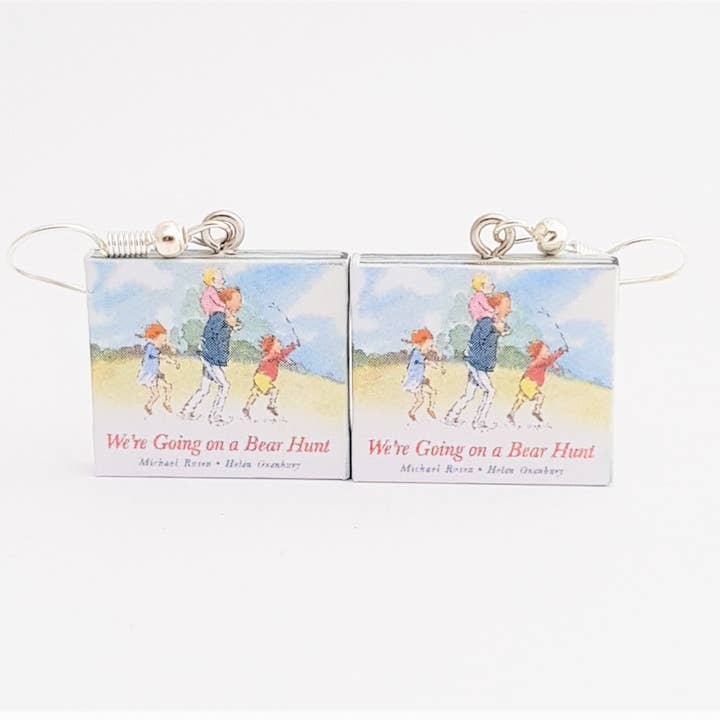 Orecchini da libro We're Going on a Bear Hunt per la vendita all'ingrosso da parte di Cheeky Little Monkeys Jewellery