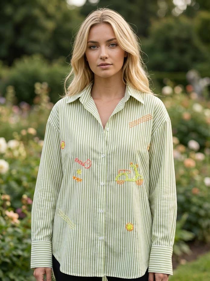 Skjorte med farverige broderier for engroshandel hos VICTORIA&ISAAC