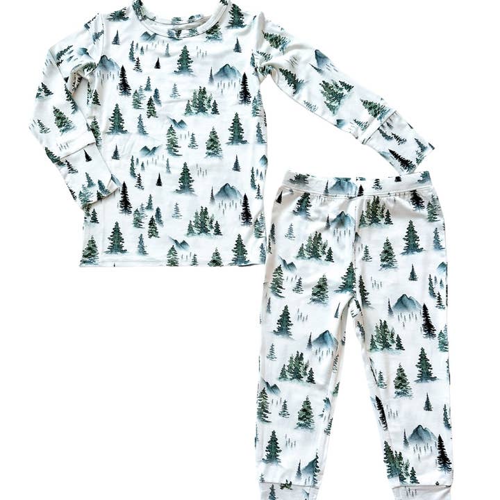 Ensemble de pyjama deux pièces - Green Forest pour la vente par Harp Angel Boutique