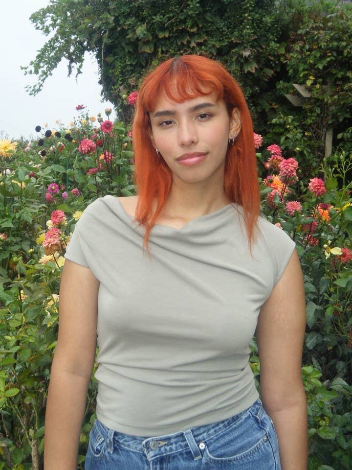 NLT – Großhandel Strickoberteil – Damen – Sato Cupro Top mit Wasserfallausschnitt und schulterfreiem Design3