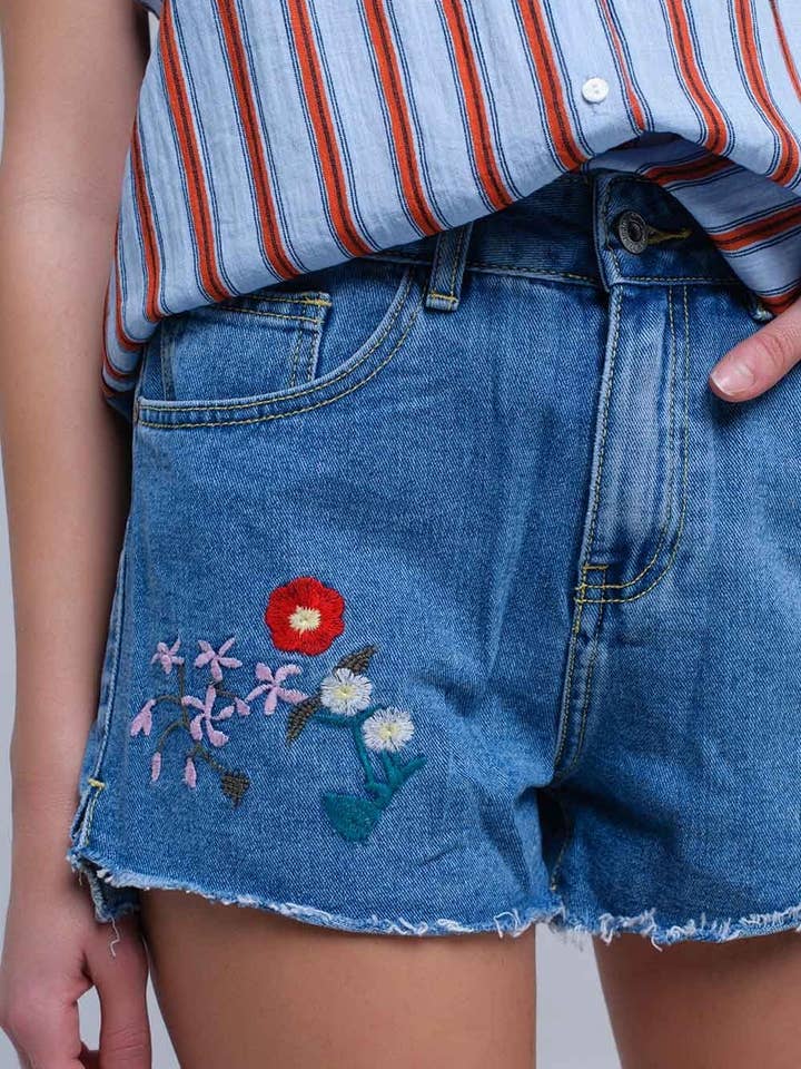 Denim short in middenblauwe wassing met bloemenborduring voor wholesale door Q2—All Orders:Free Duties for the US,UK,and Canada