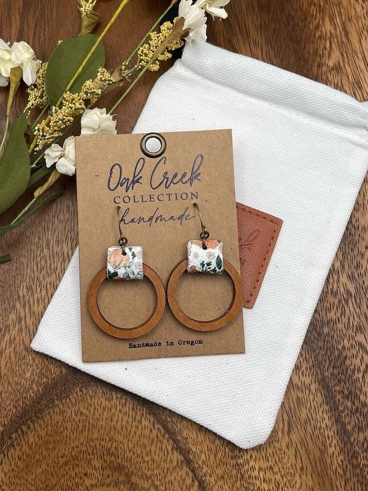 Vintage-Armband aus Veloursleder im Boho-Stil mit Holzcreolen, 1 3/8 Zoll für den Großhandel von Oak Creek Collection Handmade