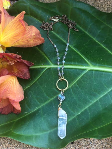Collana con cristalli di quarzo e labradorite per la vendita all'ingrosso da parte di Laborde Jewelry