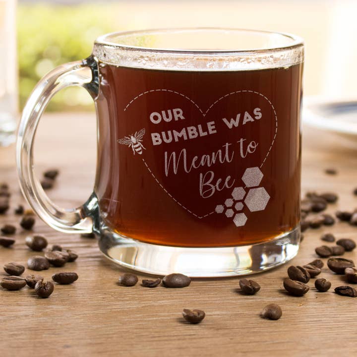Kaffeetassen aus Glas mit Gravur „Meant to Bee“, Design: BUMBLE für den Großhandel von Everything Etched