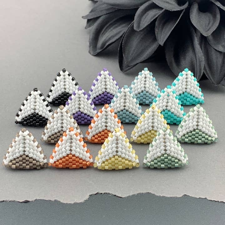 Boucles d'oreilles clous triangulaires perlées en point peyote - Double blanc pour la vente par LITVA'S Jewelry