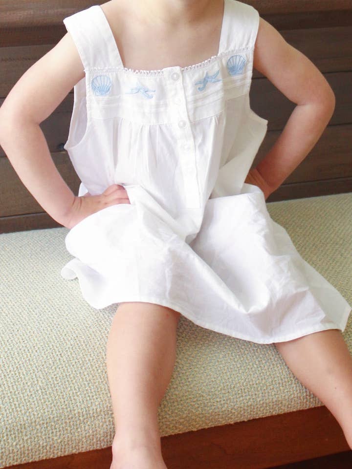 Robe blanche en coton bord de mer, brodée pour la vente par Jacaranda Living