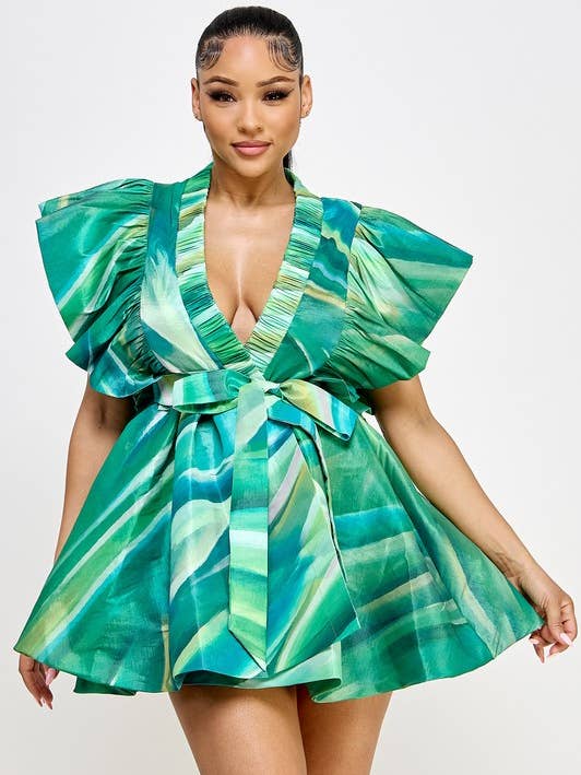 Robe portefeuille classique à col en V profond et manches volantées pour la vente par Namatt Design