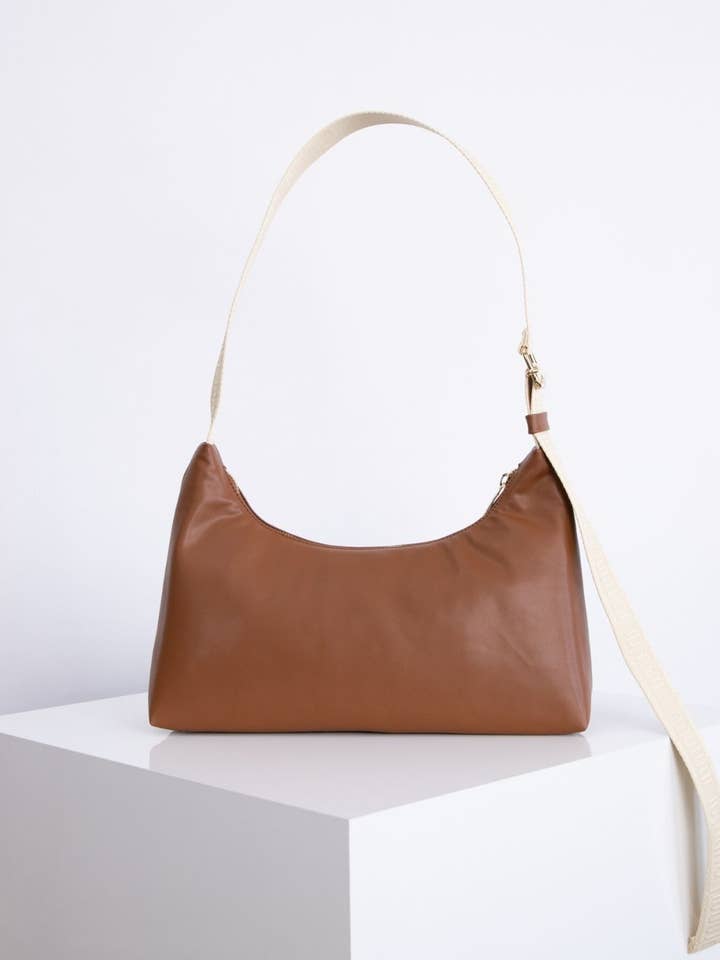 nuuwaï - Sac Baguette Vegan - MADDIE caramel brun pour la vente par nuuwaï