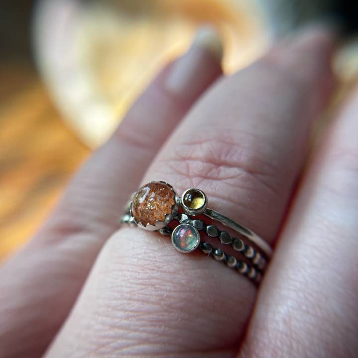 Lille ædelsten stabler ringe for engroshandel hos The Dwelling Gem