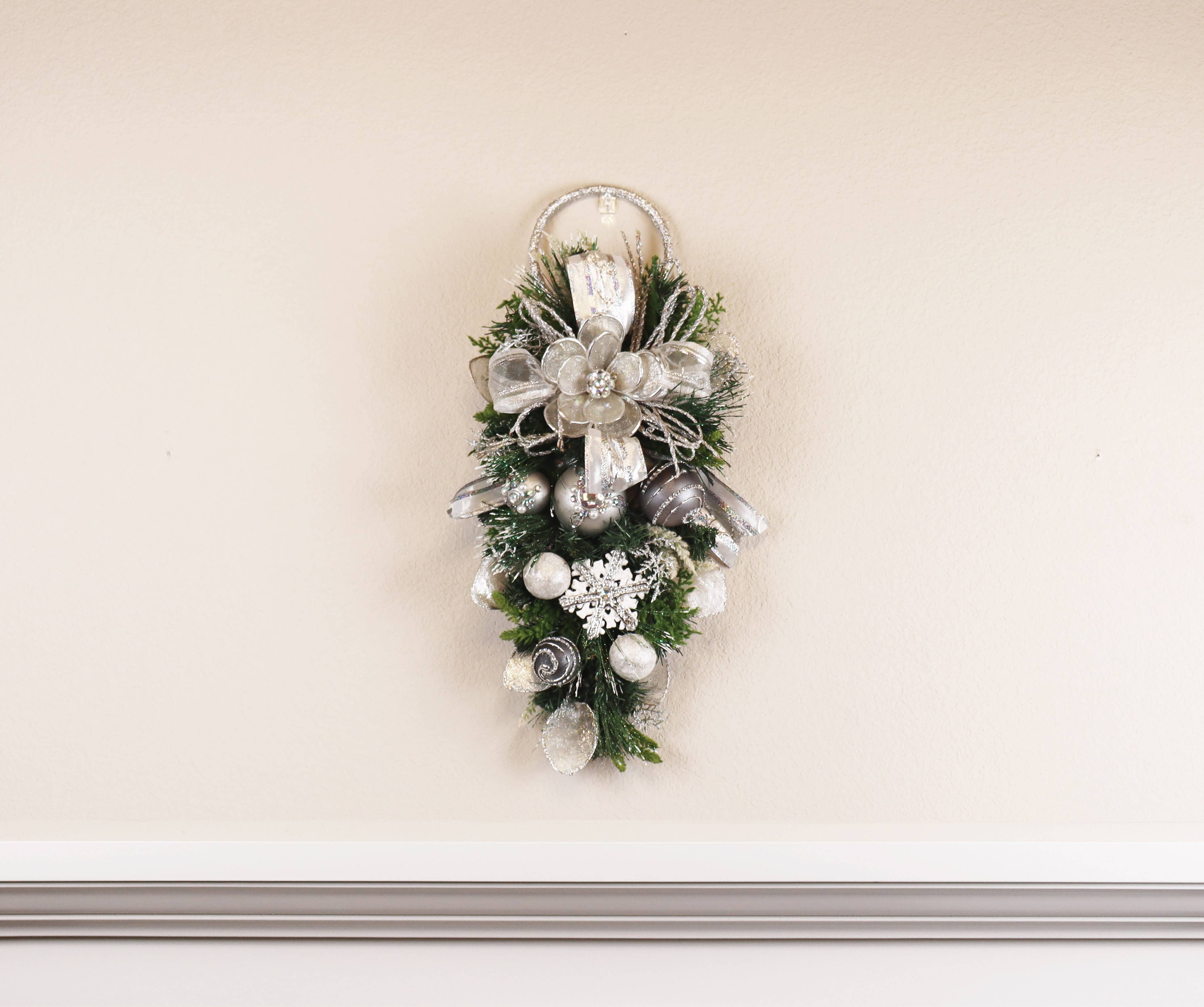 Seasonal by Contrast Inc. – Decoração de Natal por atacado – Spray Capiz Prata e Branco1