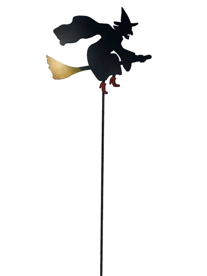 Sorcière de l'Est pour la vente par Garden Deva Sculpture Co.