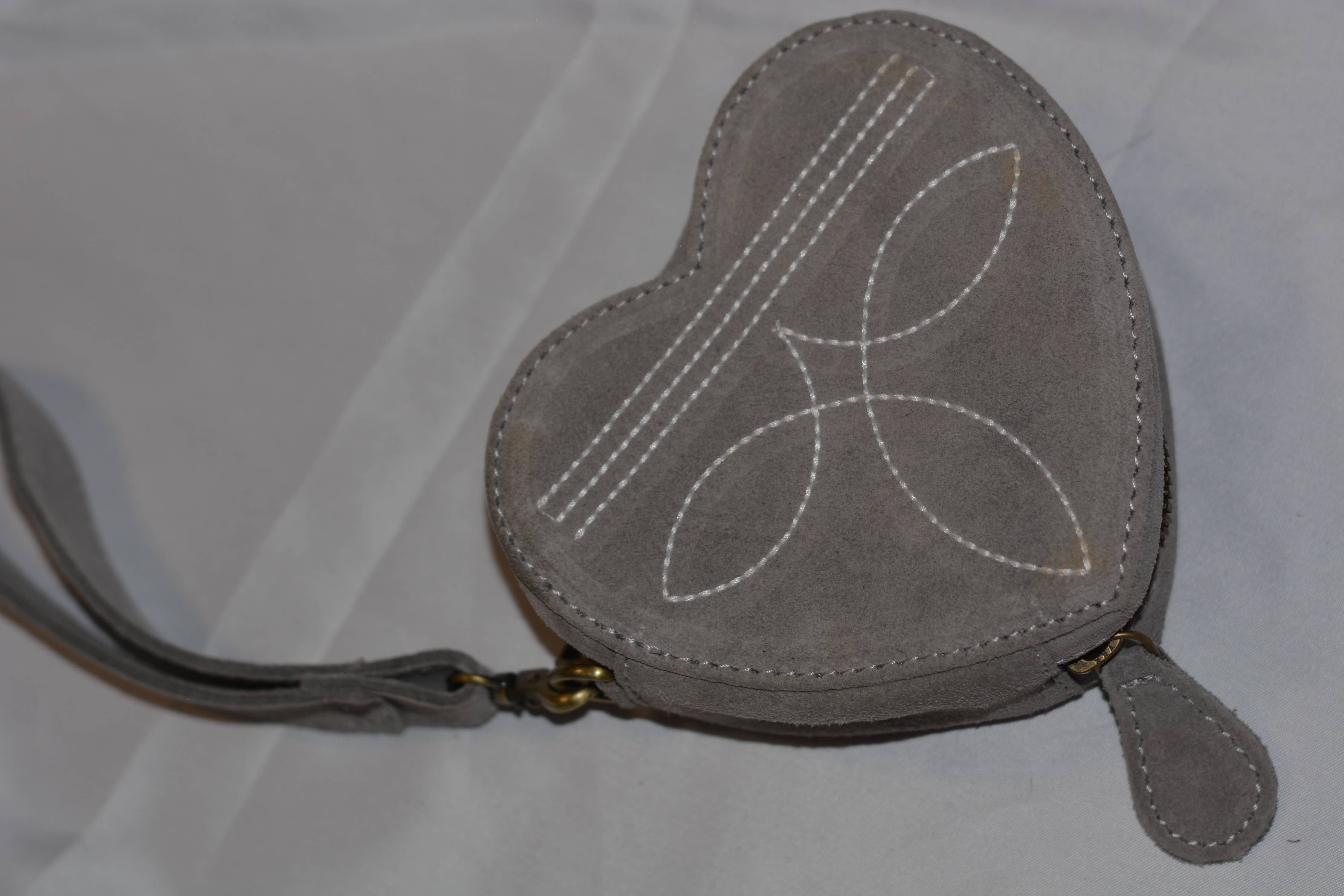 FRINGE & LUXE - Wholesale Wristlet - The Heartline Case
6