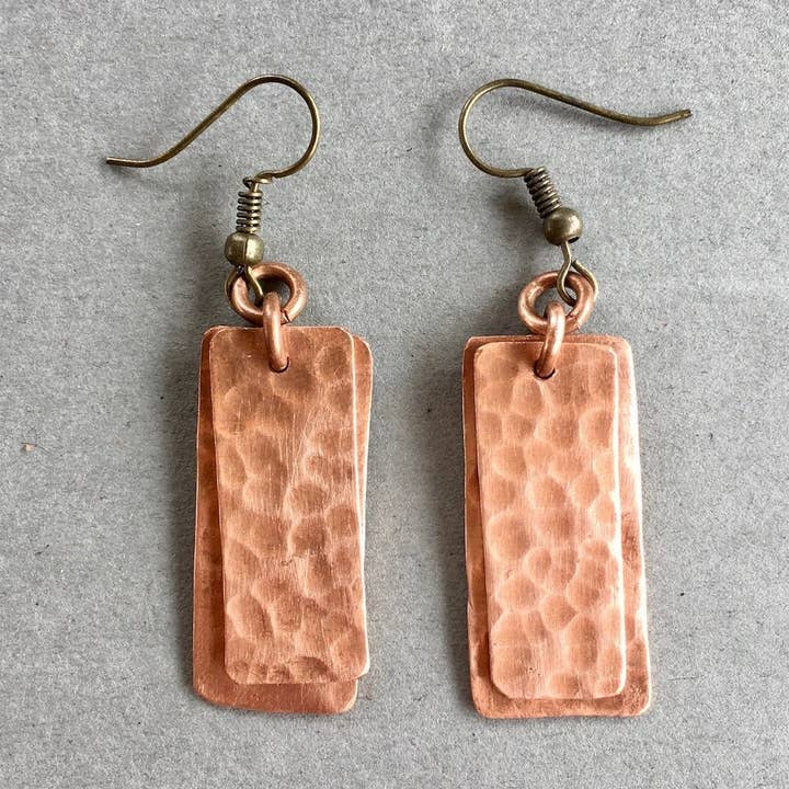 Pendientes colgantes rectangulares de cobre martillado en capas para venta al por mayor de Kaleya