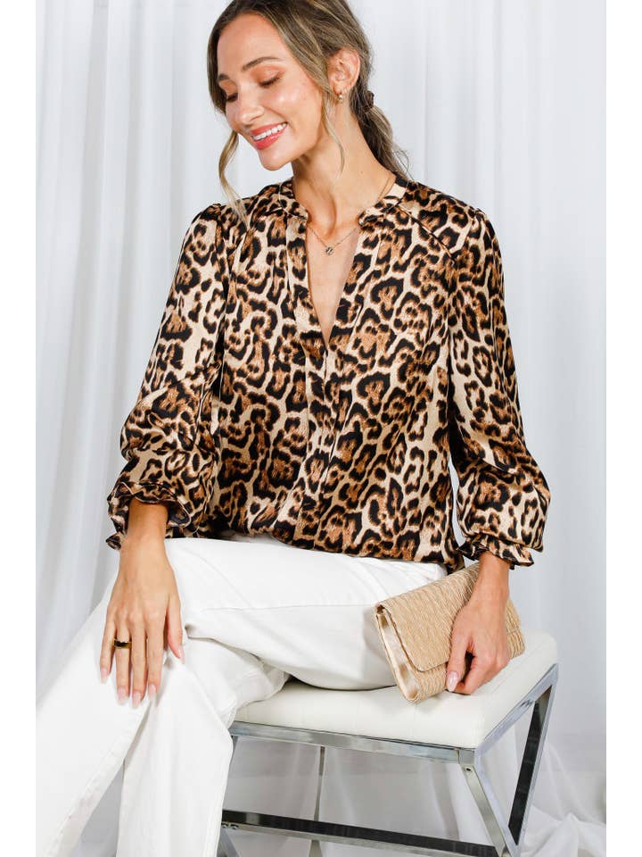 Brun Bluse med Henley-krave og leopardprint i elastisk smock fra Vine & Love for engroshandel på Faire