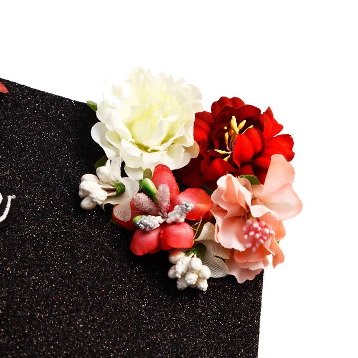 Handgemaakte afstudeerkap-topperdecoratie met bloemen voor wholesale door Once Upon A Time