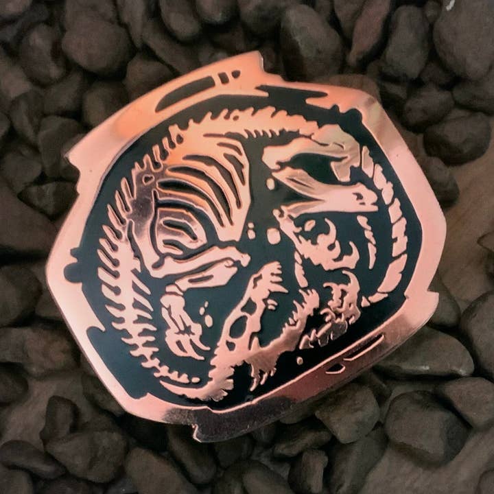 Hic sunt Dracones - Épingle en émail dur pour la vente par Kirin Koncept