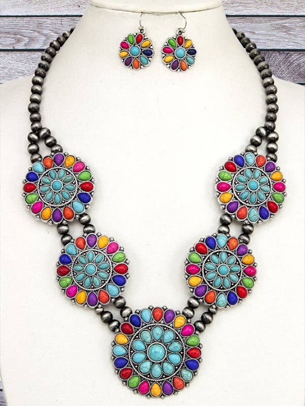 RUND BLOMMIG PÄRLHAKLAPP HALSBANDSUPPSÄTTNING för wholesale av Andrea Bijoux