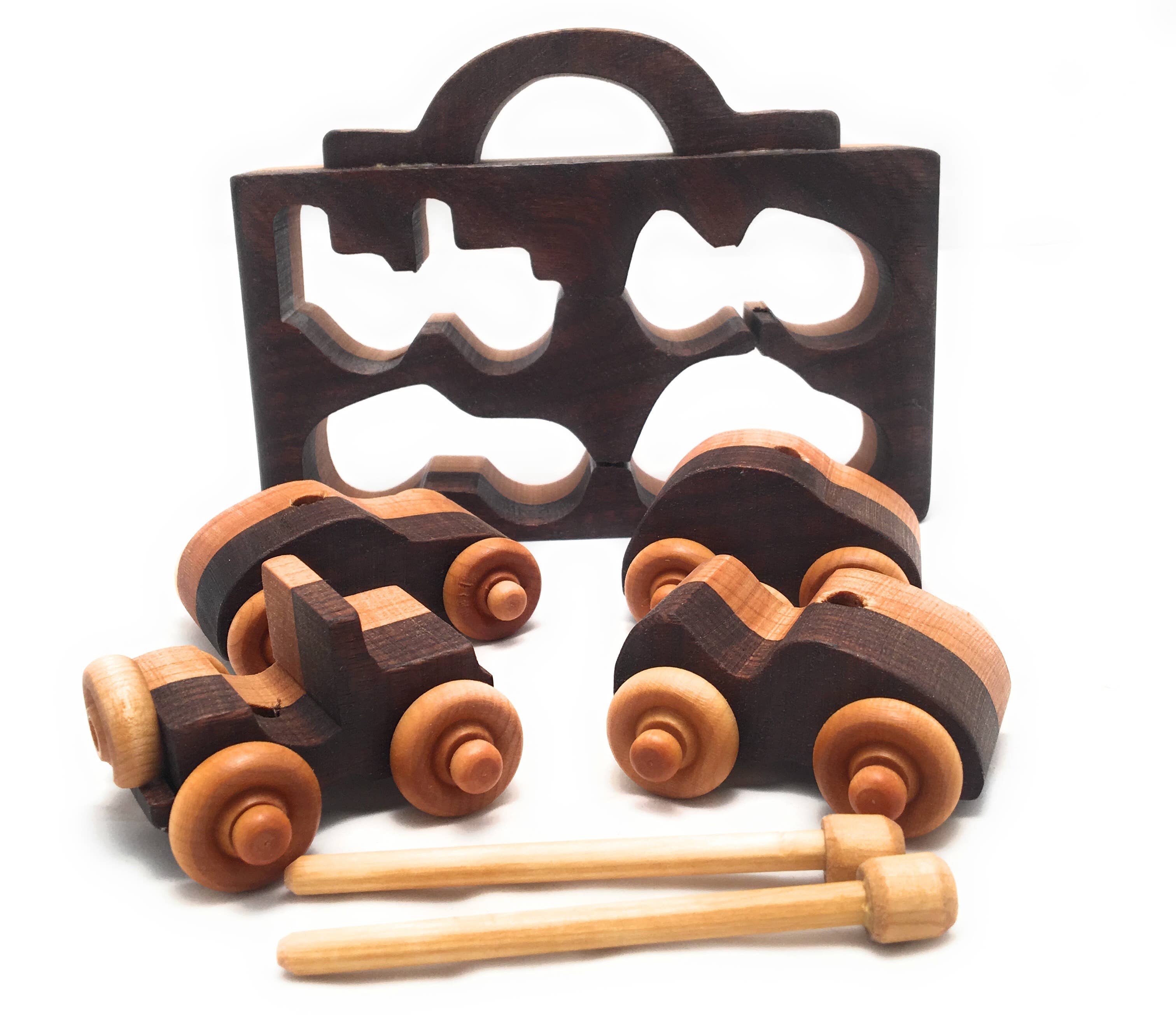 Baldwin Toy Co. – Großhandel Spielzeugauto – Kinder – 4er-Set Spielzeugautos aus Walnuss- und hellem Holz mit Tragekoffer1