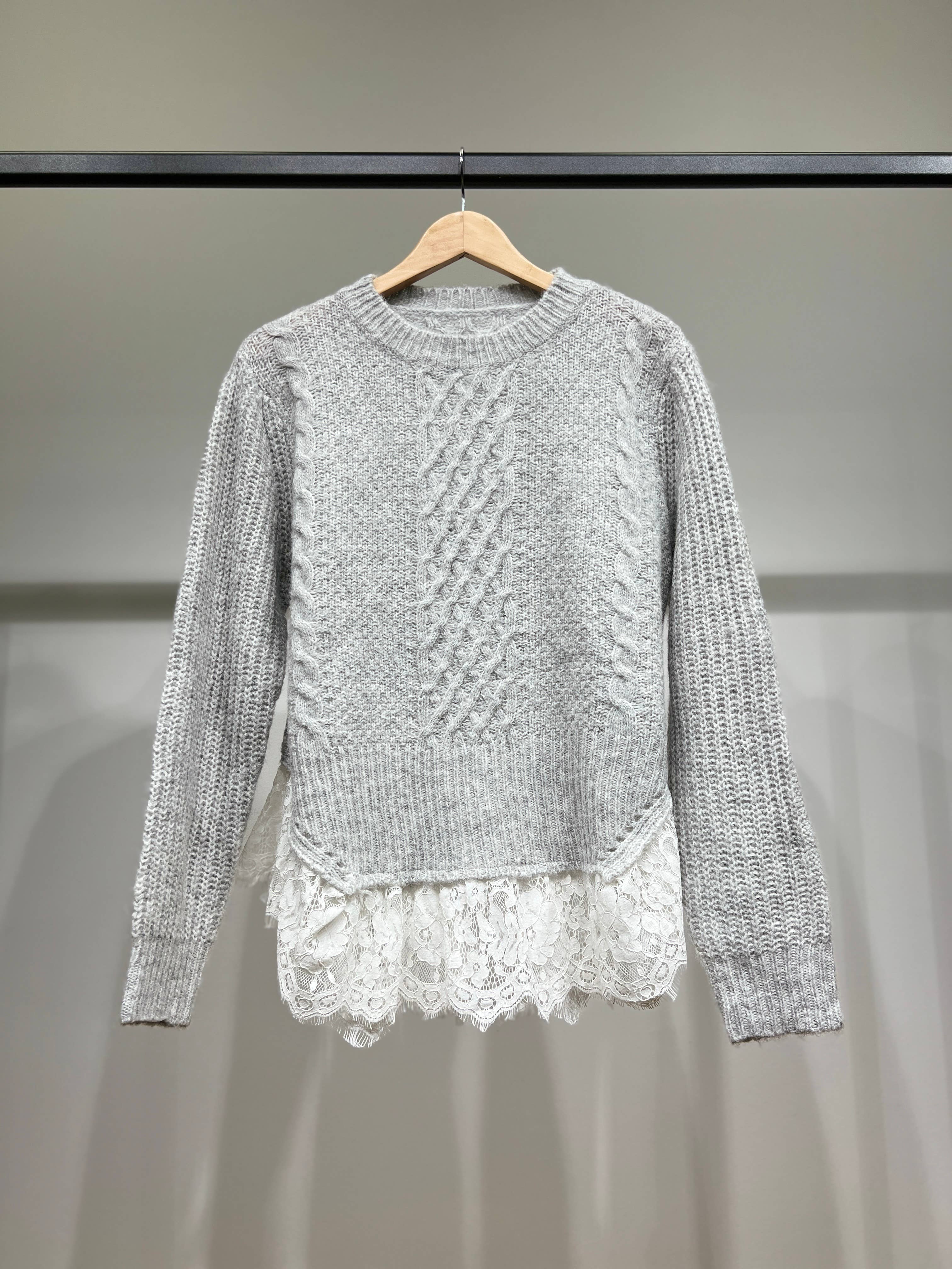 L'Emotion – wholesale Pullovertröja - Dam – Flätstickad tröja med lager-på-lager-effekt och spetsvolanger9