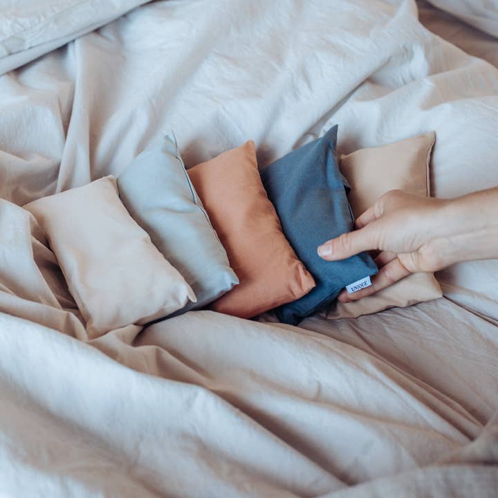 UNIQUE LOVE Design – Engroshandel Spa-/terapipude – Find din indre ro aroma-øjenpude i naturlig creme4