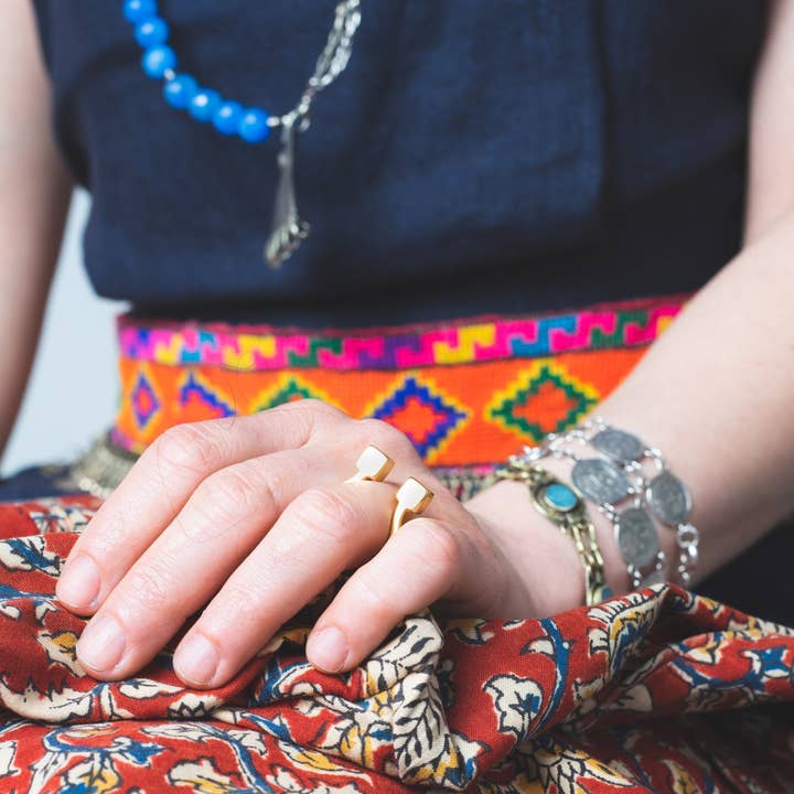 Bague géométrique au design d'artiste moderne pour la vente par Maral Kunst