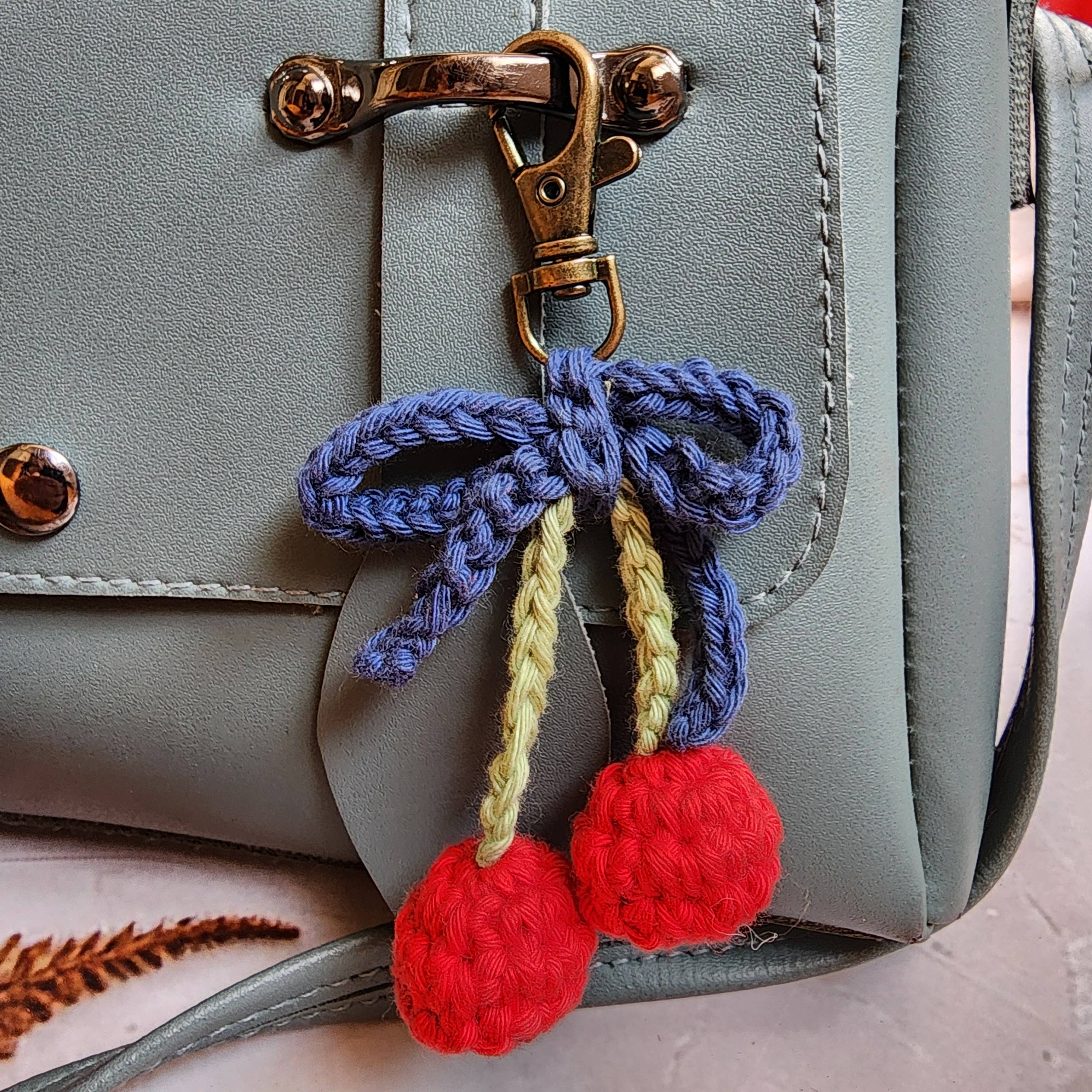 Handmade By Uruba – Großhandel Schlüsselanhänger-Armbänder – Handgefertigter Häkel-Kirschenschlüsselanhänger | Fruchtinspirierter Anhänger11