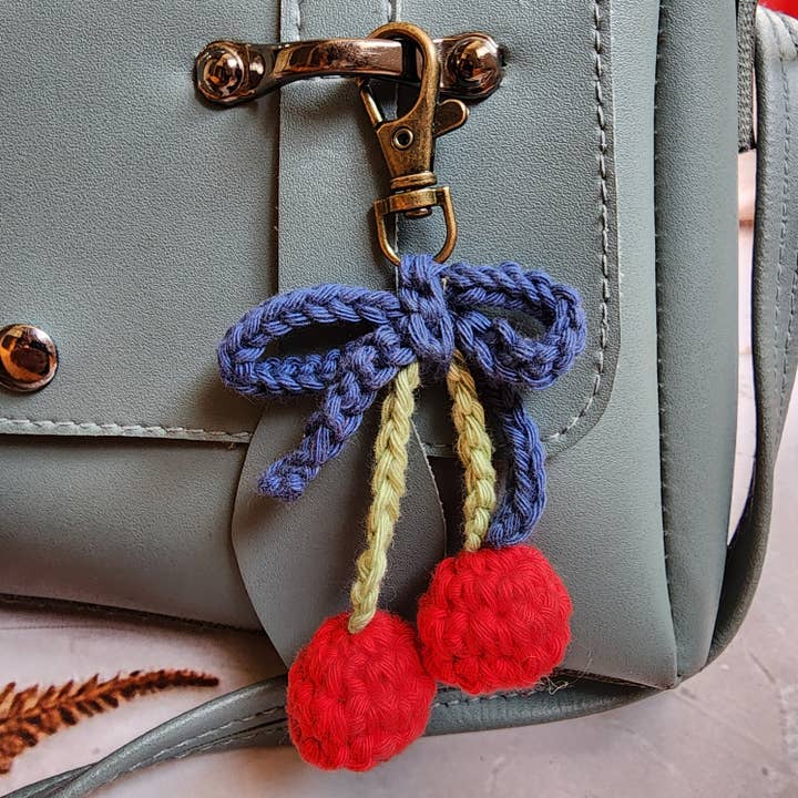 Handmade By Uruba – Großhandel Schlüsselanhänger-Armbänder – Handgefertigter Häkel-Kirschenschlüsselanhänger | Fruchtinspirierter Anhänger11