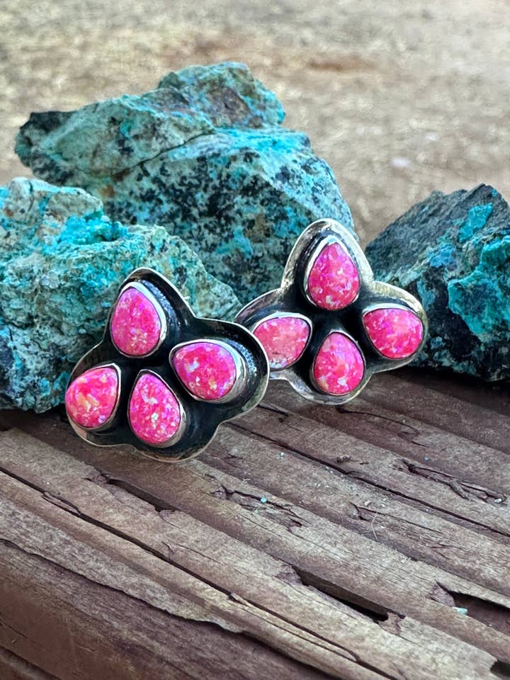 Håndlavede The Sunny Hot Pink Opal Sterling Sølv Ørestikker for engroshandel hos Nizhonitradersllc
