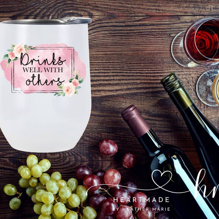 Drinkt goed met anderen Wine Tumbler voor wholesale door Heartmade By Heather Marie, LLC