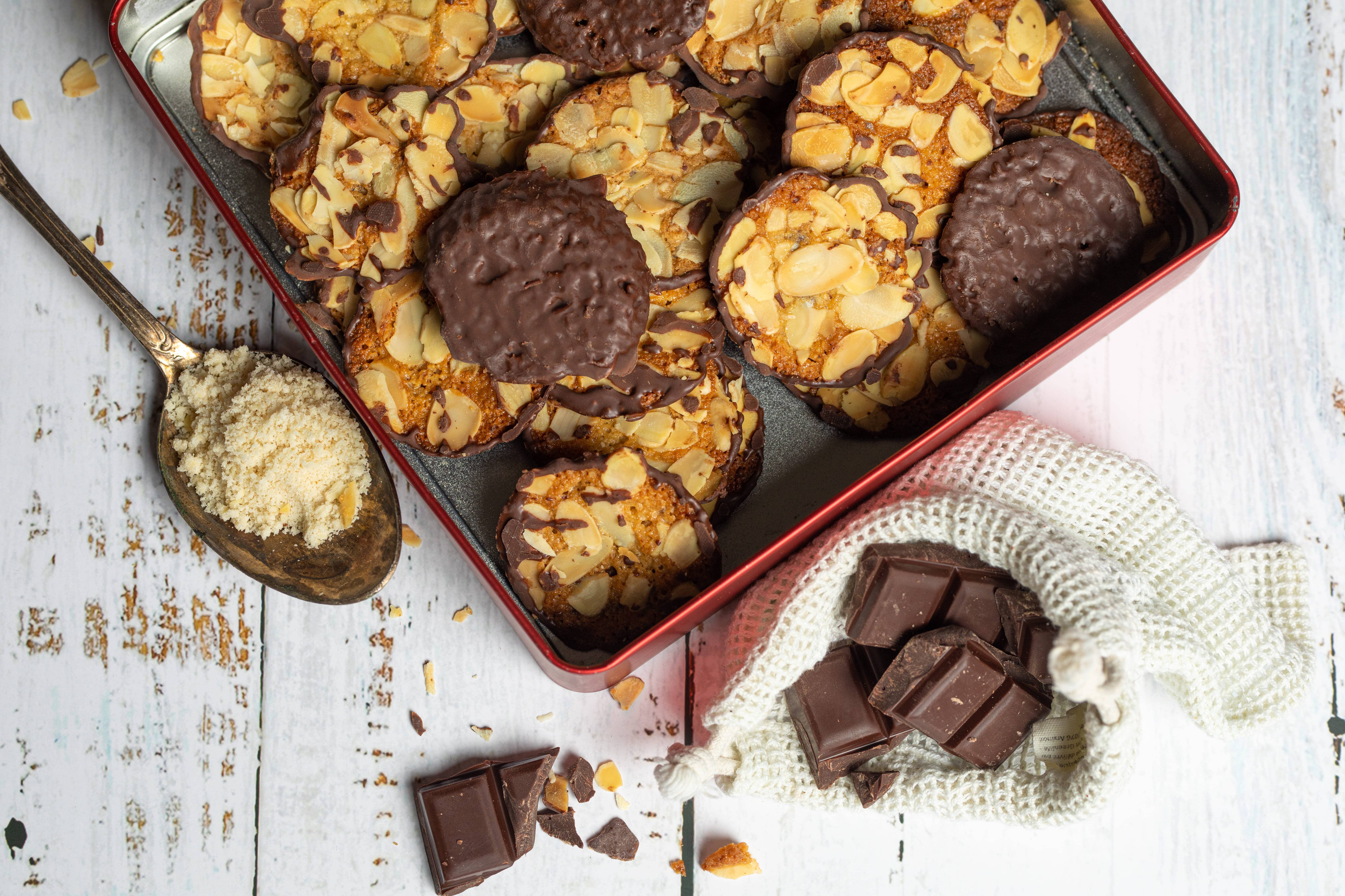 Maison de florentins – wholesale Chocolate-covered sweets – AMANDINE TOPPED WITH DARK CHOCOLATE2