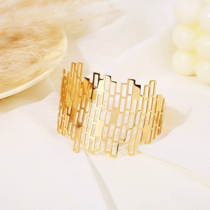 Bracciale a polsino dorato traforato stile alveare geometrico per la vendita all'ingrosso da parte di JOYA