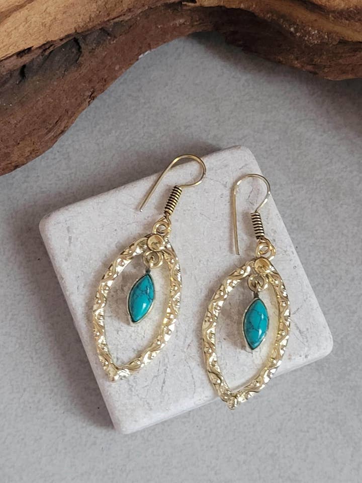 Boucles d'oreilles pendantes dorées - Cadeau élégant pour elle pour la vente par Laboheme