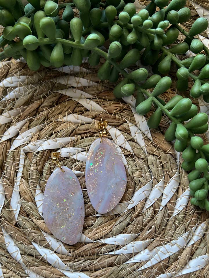 Iriserande avsmalnande dinglar för wholesale av Rae and Clay