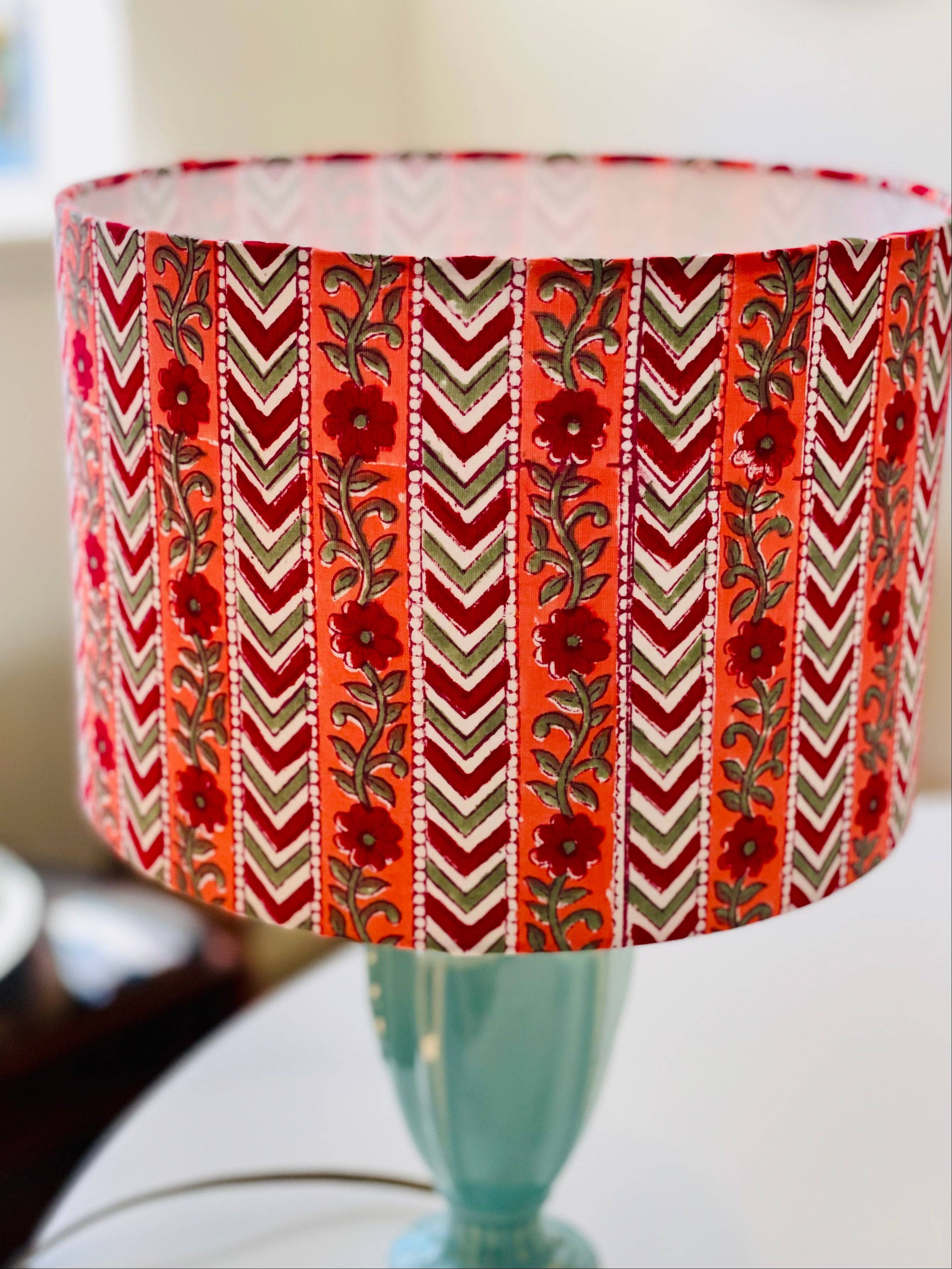 Olive and Limpet - Wholesale Lampenkap - Lampenkap met trommel van 10 inch. Indiase handblokdruk. Kersenrode, roze en groene sanganeri.1