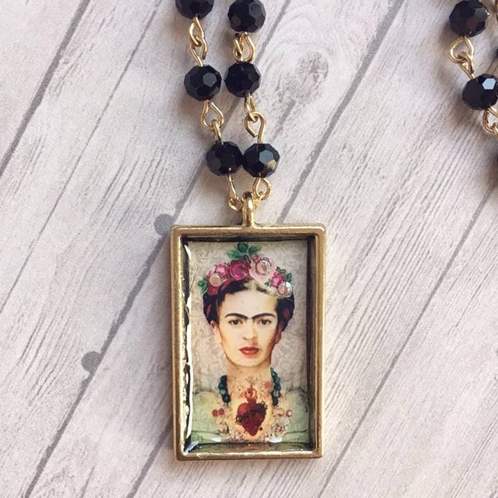 Frida II - Zwarte ketting met kralen en Frida Kahlo hanger voor wholesale door The green antique trunk