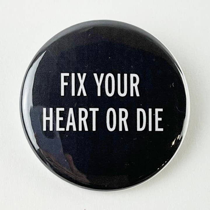 Spilla "Aggiusta il tuo cuore o muori" - Versione B&N per la vendita all'ingrosso da parte di Culture Flock