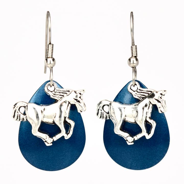 Boucles d'oreilles en forme de cheval de course bleu foncé faites à la main pour la vente par Eye Catching Jewelry