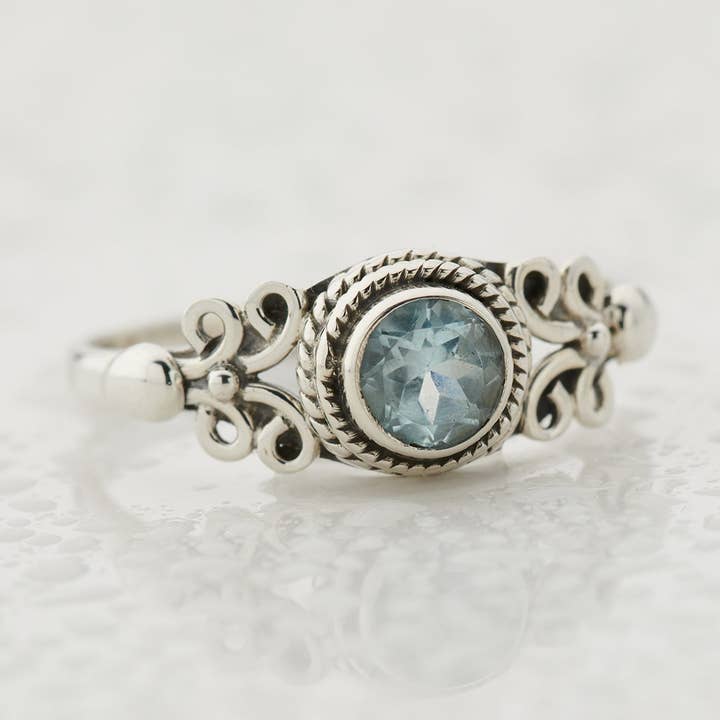 ANILLO EDEN DE PLATA DE LEY CON TOPACIO AZUL para venta al por mayor de Nugent Jewelry