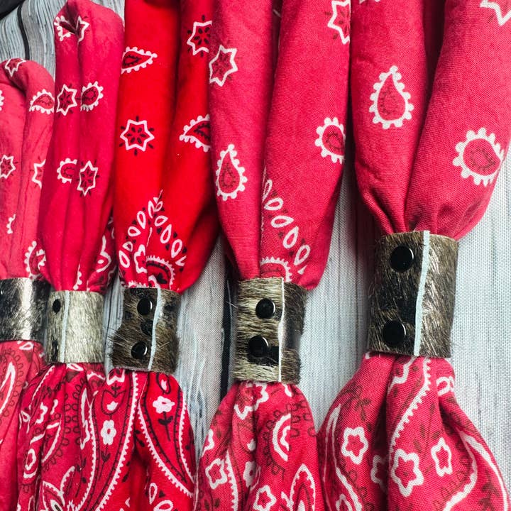 Boots Are My Roots – Bandana - Mulher por atacado – Bandanas Vermelhas Vivas Tingidas à Mão Com Deslizadores de Couro1