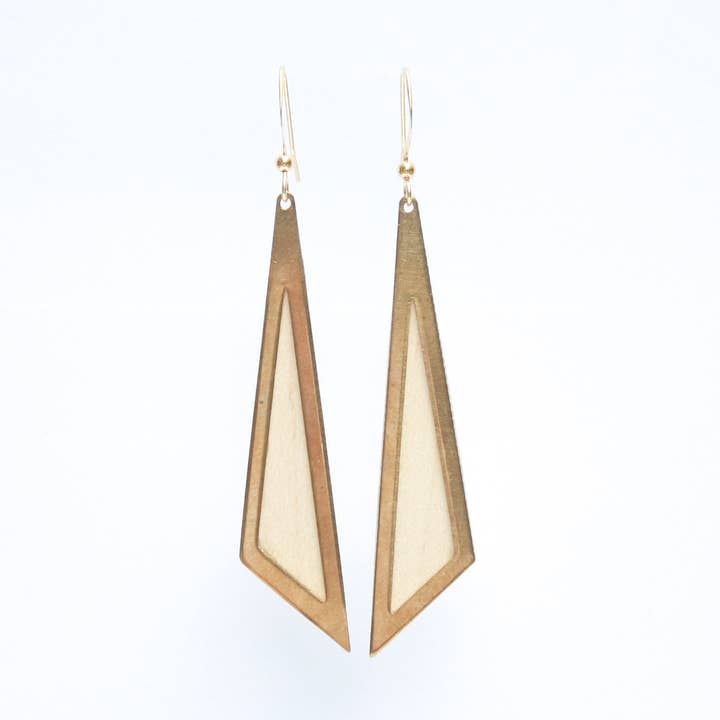 Orecchini triangolari in legno di sicomoro per la vendita all'ingrosso da parte di Atelier Diospyros créations bois