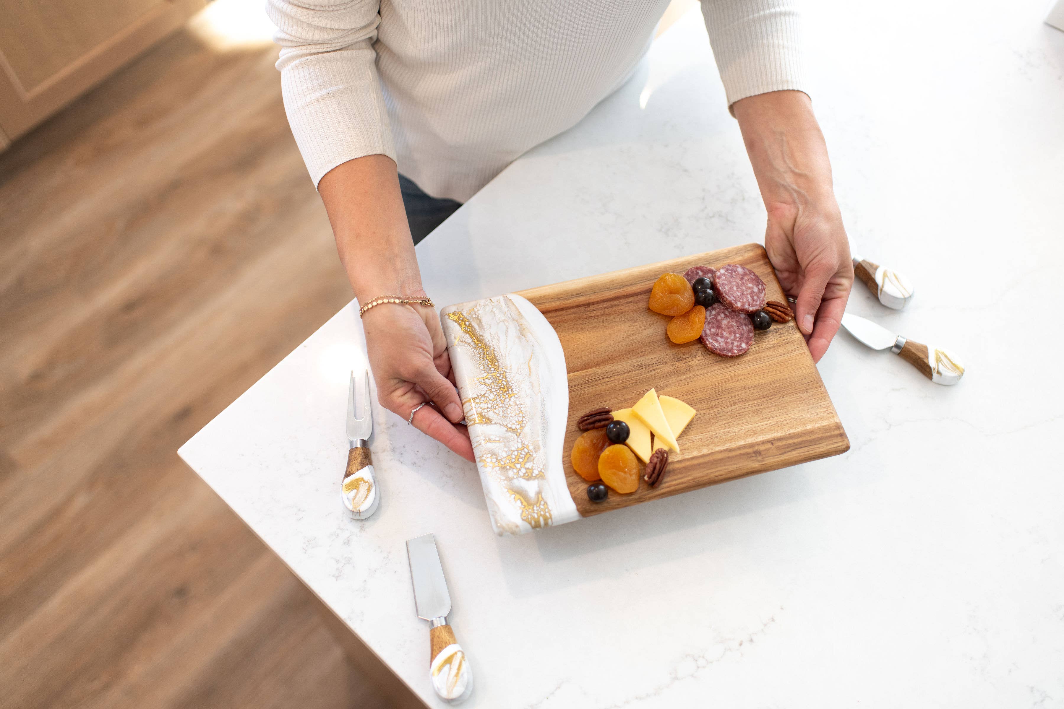 Lynn & Liana Designs - Vendita all'ingrosso Taglieri per formaggio - Tagliere per formaggi e salumi in legno di acacia con resina - No dazi!34