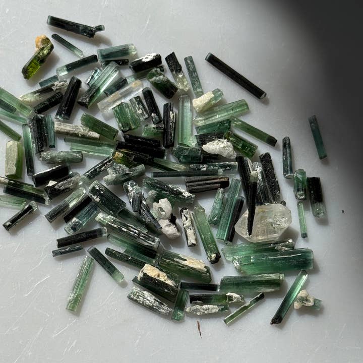 28 GRAMMES DE CRISTAUX DE TOURMALINE BLEUE CAP DE PAKISTAN pour la vente par Metaphysical & Healing Crystals