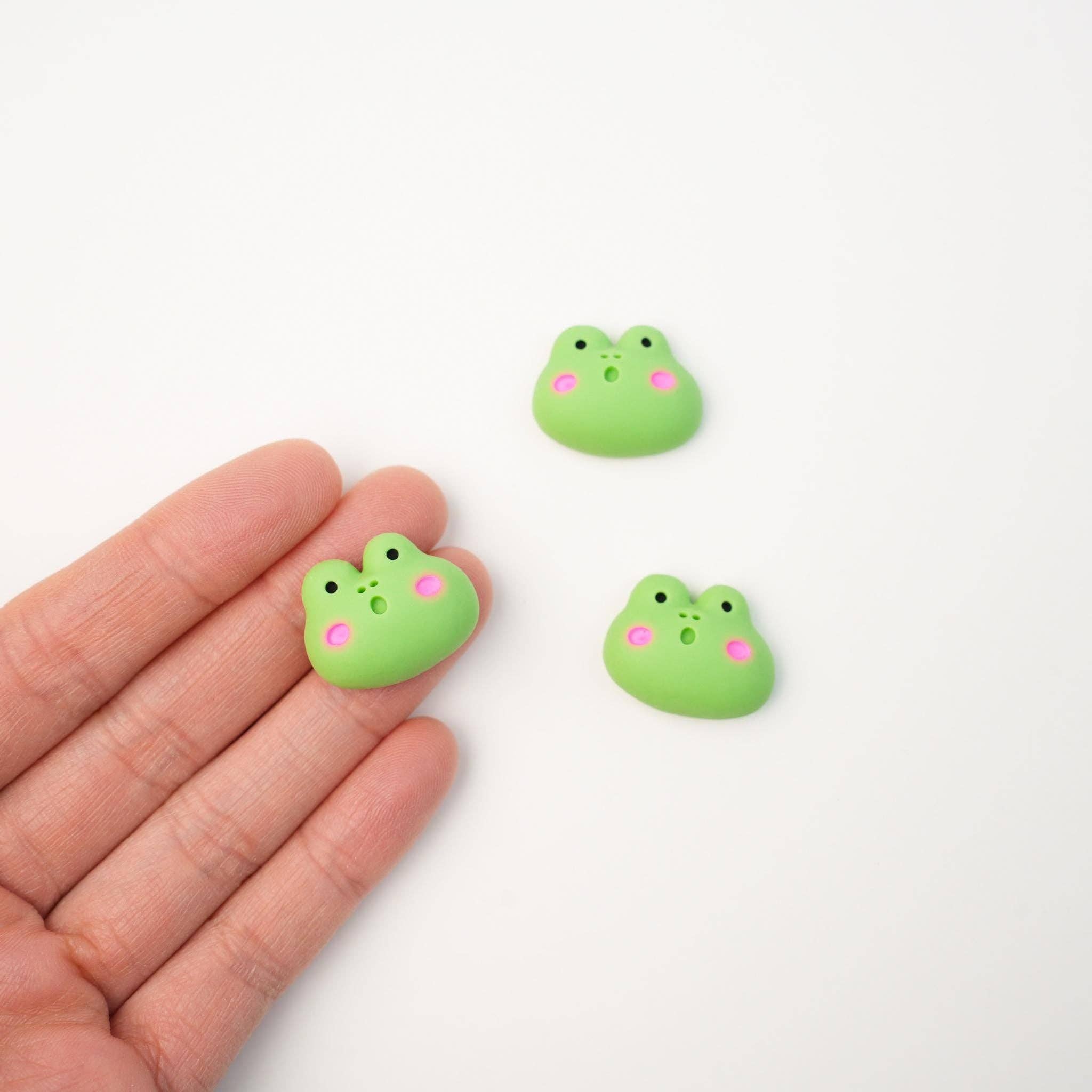 Mini Story Co – Großhandel Anstecker/Button – Brosche mit kleinem Frosch, grüne Froschnadel, niedliches Tierabzeichen, winzige Froschnadeln, Anstecknadel mit stolzem Frosch, Kawaii-Frosch-Nadel, Geschenk für Kinder6