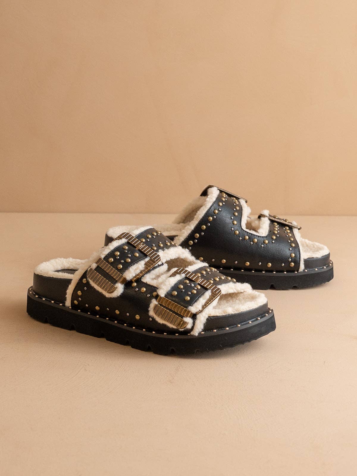 NOIR Le Gaylen | Mules à Boucle Cloutée Noire Doublées de Polaire en vente sur Faire5