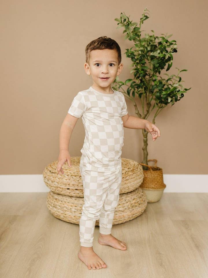 Little Joy Co. – Großhandel Schlafanzug-Set – Kinder – Neutrale Checker 2-teiliges Bambus-Pyjama-Set3
